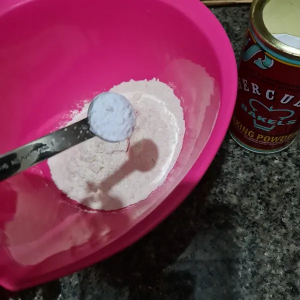 Masukkan baking powder kedalam tepung terigu.