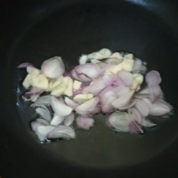Panaskan sedikit minyak. Tumis bawang merah dan bawang putih hingga harum.
