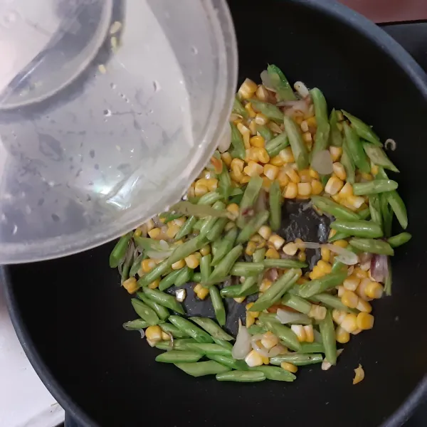 Tambahkan air secukupnya hingga menutupi permukaan sayuran. Biarkan jagung matang.