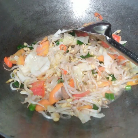 Masak sampai wortel agak empuk.