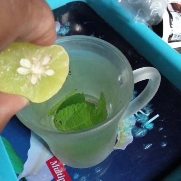 Tuang air rebusan ke dalam gelas, lalu beri perasan jeruk nipis.