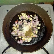 Panaskan minyak, tumis bawang merah, bawang putih iris. Beri garam, gula pasir, dan merica bubuk. Tunggu hingga harum.
