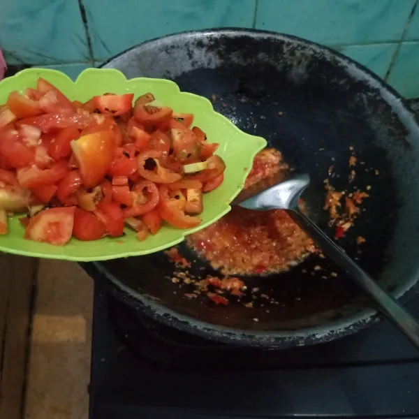 Setelah bumbu harum, masukan irisan cabe gendot kemudian tumis kembali