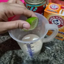 Tuang susu cair dan tambahkan air jeruk nipis, aduk hingga rata. Biarkan selama 15 menit.