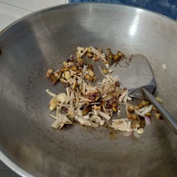 Kemudian masukkan jamur enoki rebus. Masukkan juga bumbu-bumbu mie instant. Tambahkan kecap manis dan saos tiram. Aduk rata.