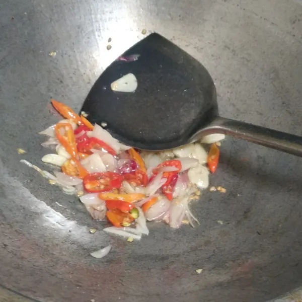 Panaskan minyak goreng, tumis bawnag dan cabe sampai wangi.