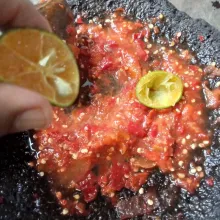 Beri perasan jeruk limau/ cui, icip rasanya.