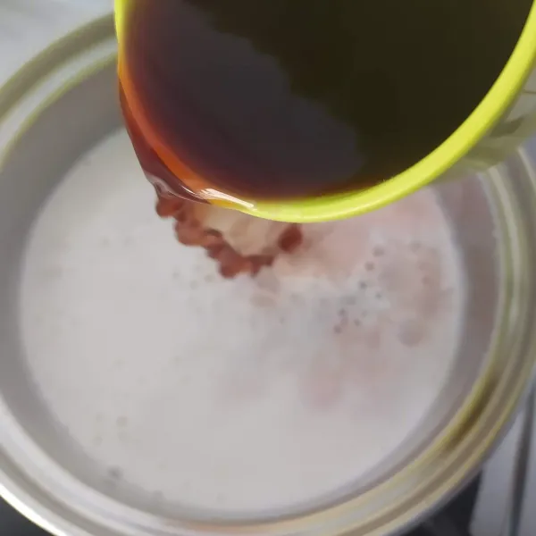 Masukkan air rebusan teh, aduk rata. Rebus hingga mendidih. Sajikan selagi hangat.
