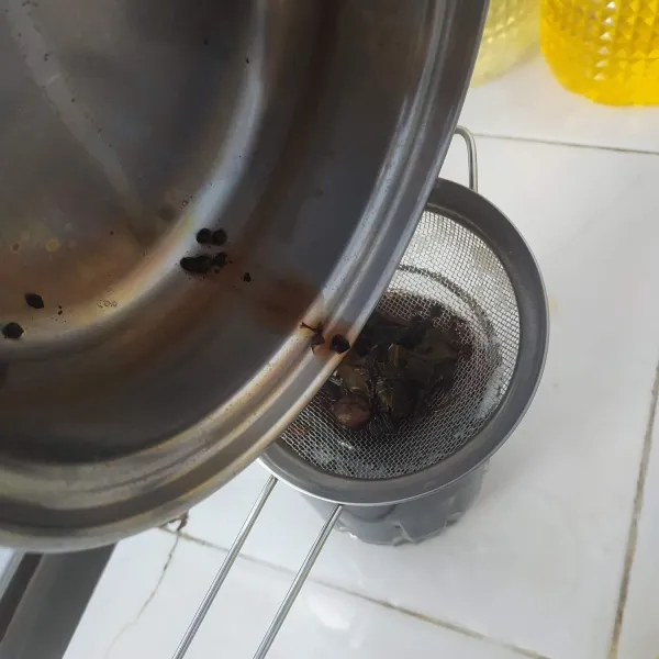 Matikan kompor kemudian saring. Sisihkan.
