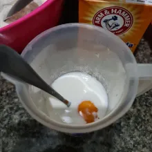 Masukkan telur kedalam sour cream, aduk rata.