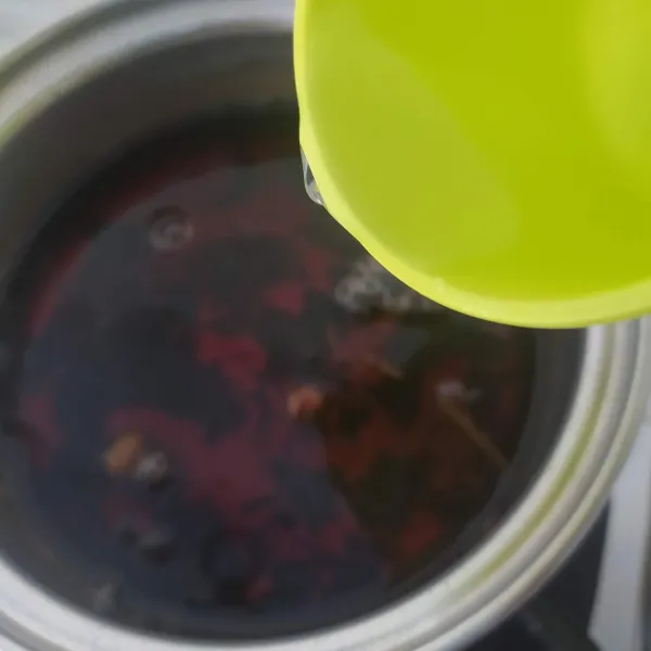 Masukkan air es, kapulaga dan bunga lawang. Rebus hingga mendidih dan air berkurang setengahnya atau menjadi kental dan pekat.