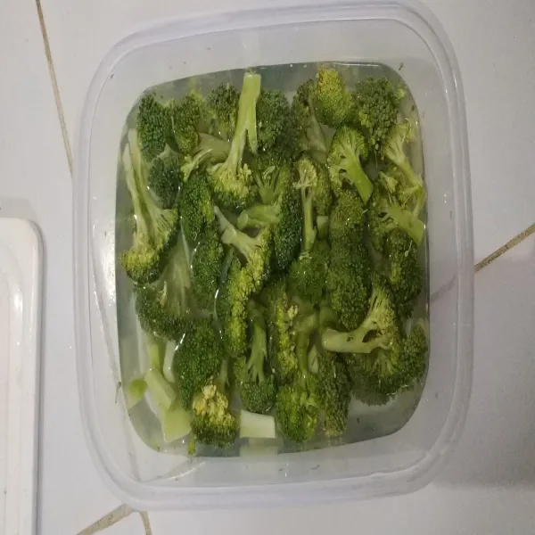 Potong brokoli dan rendam selama 10 menit dengan air garam.