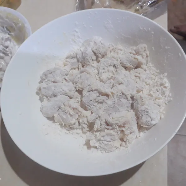 Celupkan ayam ke dalam telur, guling-gulingkan & tekan-tekan dalam campuran tepung (maizena & terigu, aduk rata).