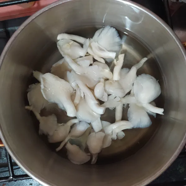 Cuci lalu rendam jamur tiram dalam air panas selama 15 menit. Tiriskan dan peras. Potong-potong.