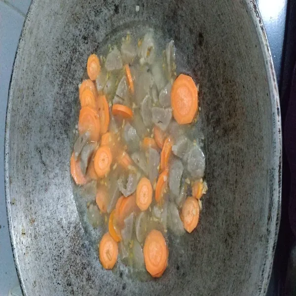 Masukan bakso, wortel dan sedikit air masak sampai wortel setengah matang.