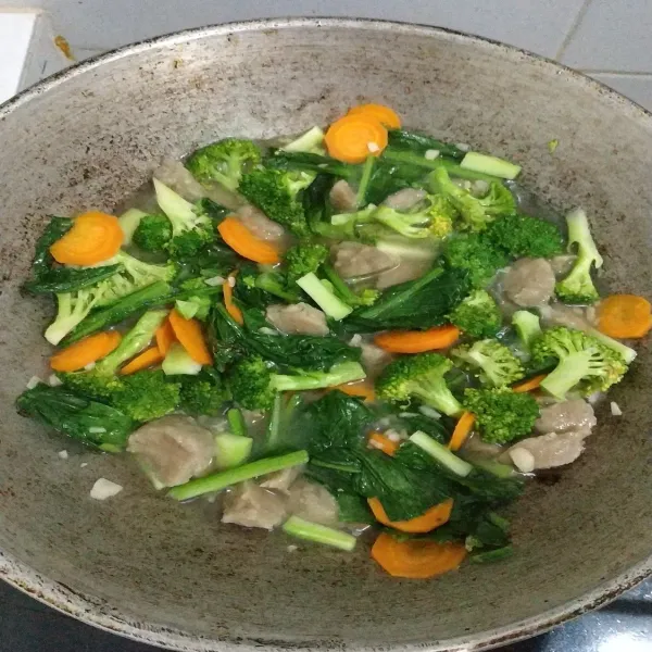 Terakhir masukan brokoli, masak sampai brokoli matang, tes rasa.