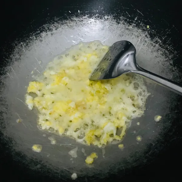 panaskan minyak di wajan lalu ceplok telur dan orak arik.