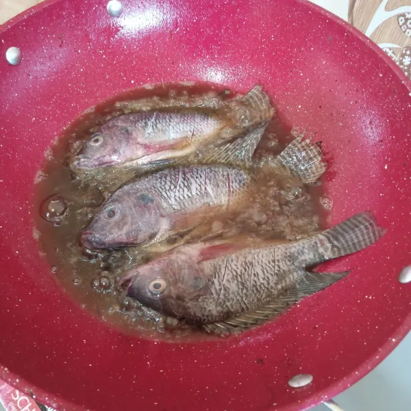 Panaskan minyak goreng ikan sampai kekuningan