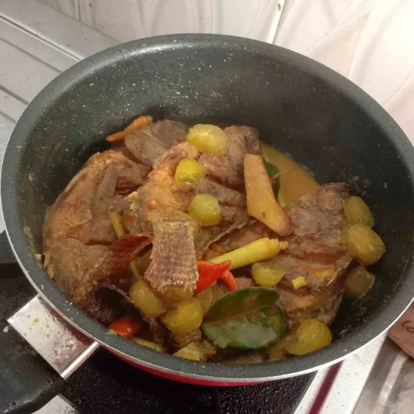 masak hingga airnya mulai mengering, perbaiki rasanya. Angkat dan masakan dapat sajikan.