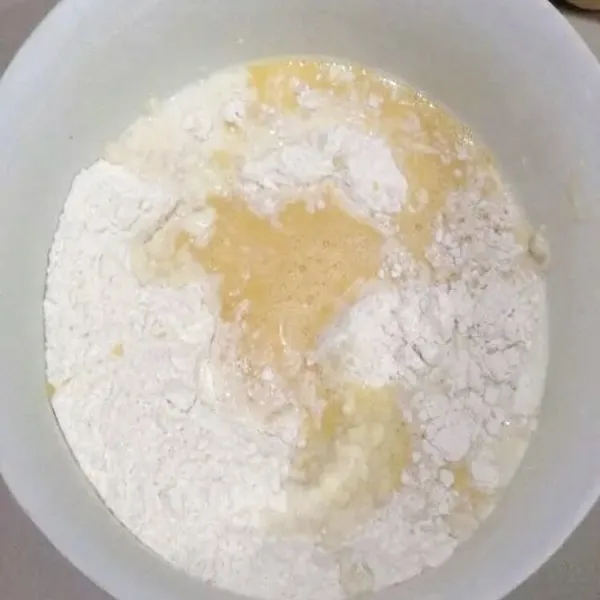 membuat roti : campur bahan roti kecuali margarin dan garam.