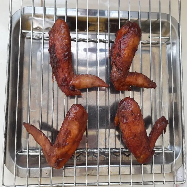 Siapkan wire baking rack dan loyang sebagai alasnya, letakan ayam di atasnya agar bumbu menetes ke bawah