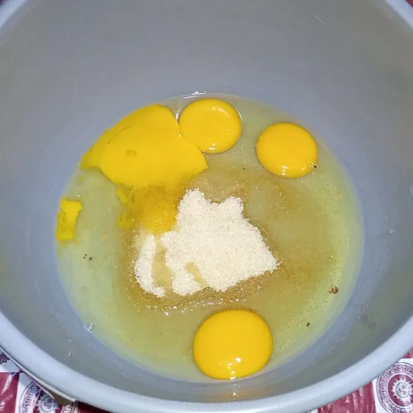Campur telur dan gula pasir.