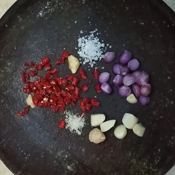 Uleg bawang merah, bawang putih, kemiri, garam, gula dan cabe keriting.