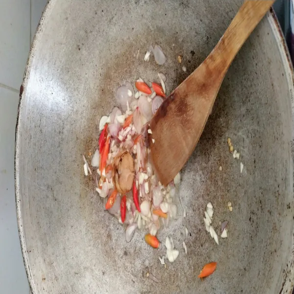 Tumis bawang merah, bawang putih, cabai dan lengkuas sampai harum.
