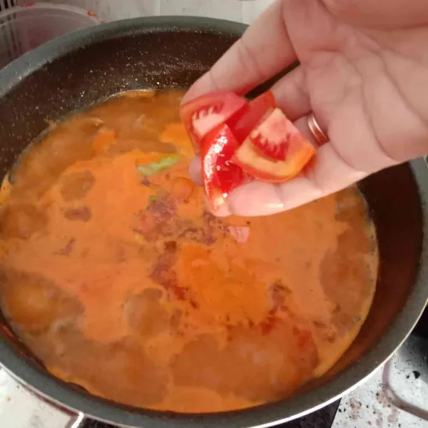 Masukkan tomat. Biarkan hingga mendidih dan bumbu mulai meresap pada daging kurang lebih 15 menit.