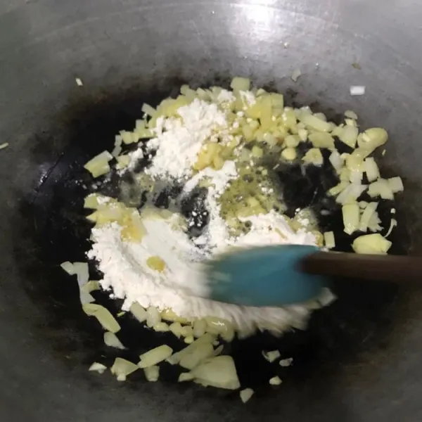 Tumis bawang bombay dan bawang putih dengan margarin hingga harum lalu masukkan tepung terigunya.