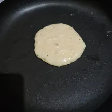 Panaskan wajan teflon, beri 1 sendok sayur adonan. Biarkan hingga muncul lubang-lubang kecil.
