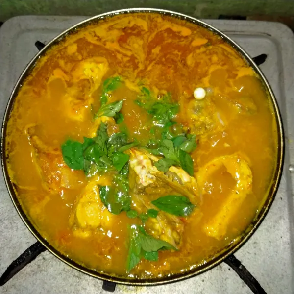 Masukkan daun kemangi, aduk sebentar.