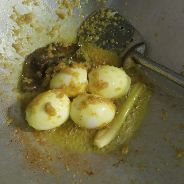 Lalu masukkan telur rebus, aduk rata.