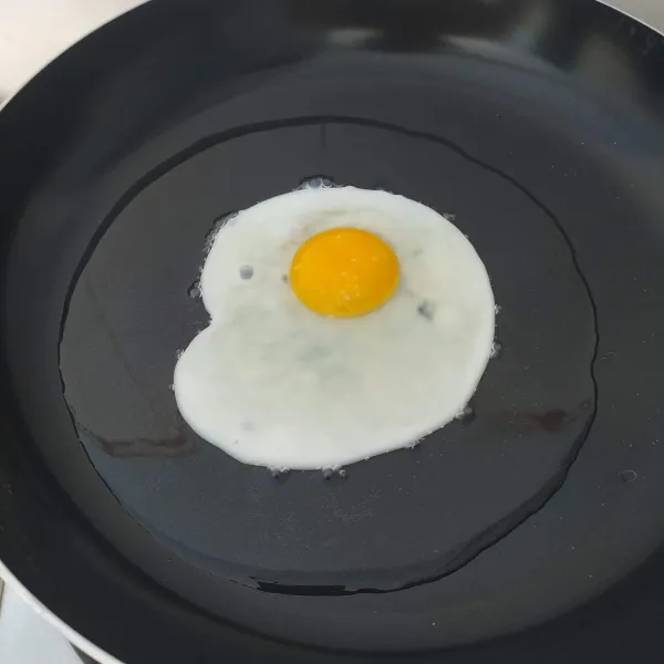 Goreng telur sampai matang. Sisihkan
