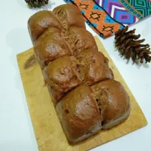 Tutup kukusan dengan kain agar tidak ada tetesan air ke atas permukaan roti yang sedang dikukus, keluarkan roti setelah matang