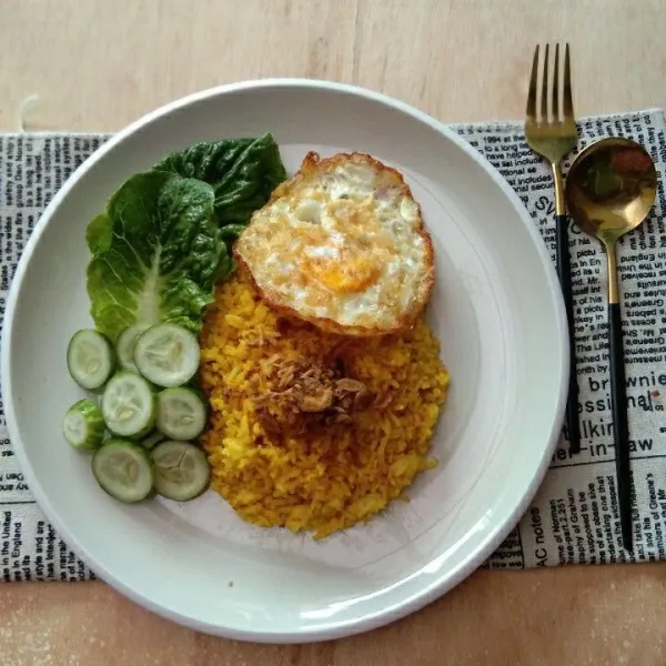 Salin dalam piring saji taburi bawang goreng, tambahkan dengan telur ceplok, irisan timun dan daun selada, sajikan