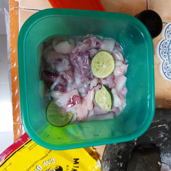 Potong cumi kemudian marinasi dengan sedikit garam dan jeruk nipis.