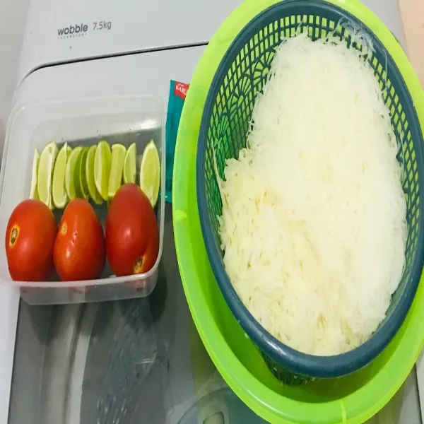 Seduh bihun dengan air mendidih selama kurang lebih 5 menit lalu tiriskan, siapkan tomat dan jeruk limau untuk topping
