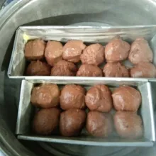 Siapkan loyang yang sudah diolesi margarin, tata bulatan roti di atas loyang. Kukus hingga matang selama 30 menit