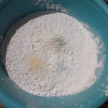 Siapkan wadah, campur tepung tapioka, terigu, garam dan kaldu bubuk. Aduk hingga bahan kering tercampur rata.