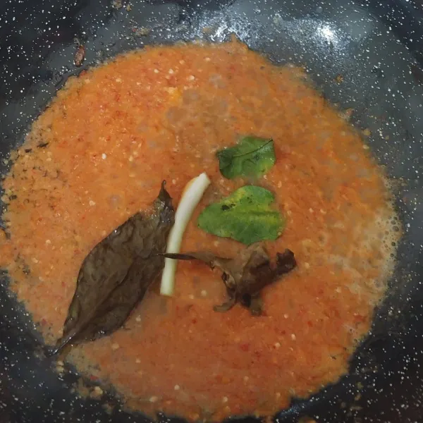 Panaskan wajam beri minyak sedikit lalu tumis bumbu halus tambahkan serai, daun salam dan daun jeruk masak bumbu sampai matang /tanak.