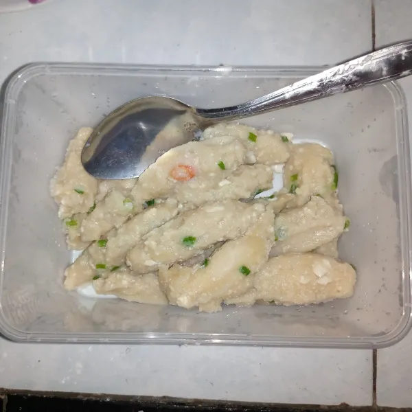 Tiriskan otak-otak tahu yang sudah matang.