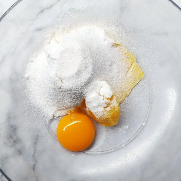 Masukan gula halus, kuning telur, dan butter ke dalam wadah. Mixer hingga lembut ±1-2 menit.