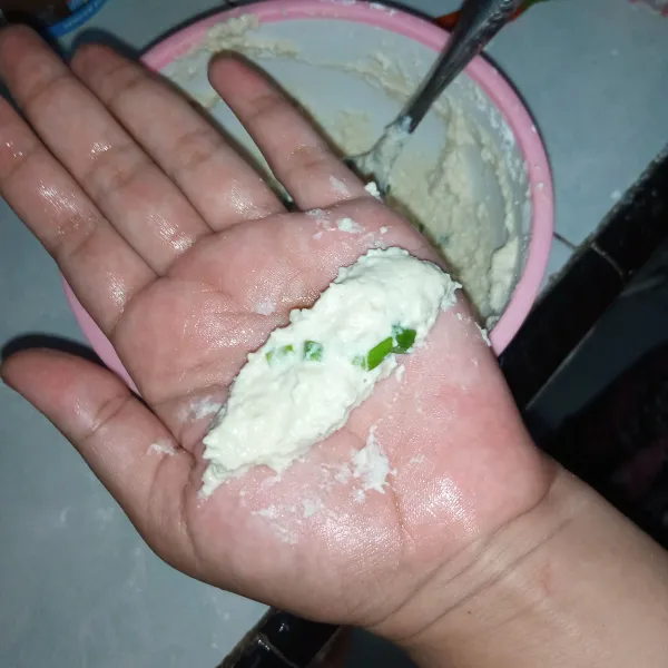 Lumuri tangan dengan minyak ambil adonan secukupnya, kemudian bentuk memanjang seperti otak-otak pada umumnya.