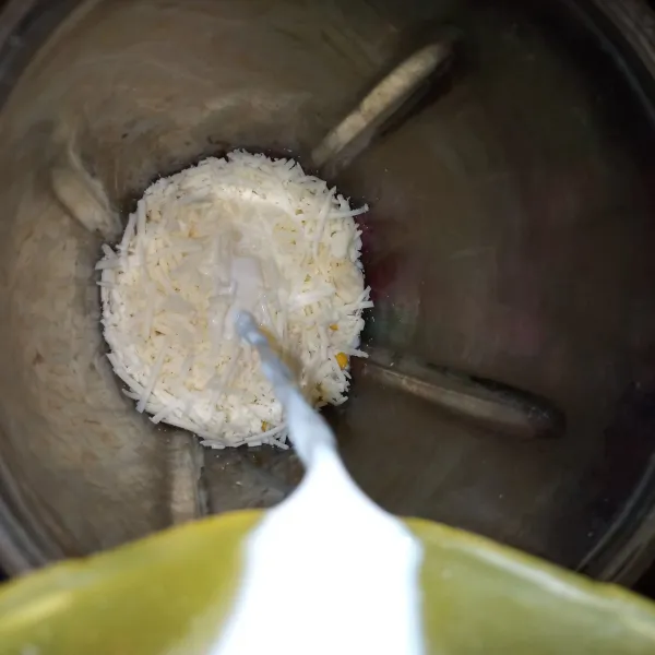 Masukkan jagung dan keju parut kedalam blender. Kemudian tuang susu, blender hingga halus tercampur rata.