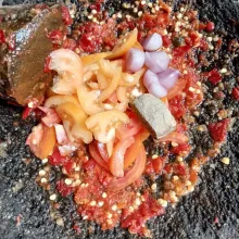 Masukan tomat, bawang merah dan terasi, ulek lagi hingga halus.