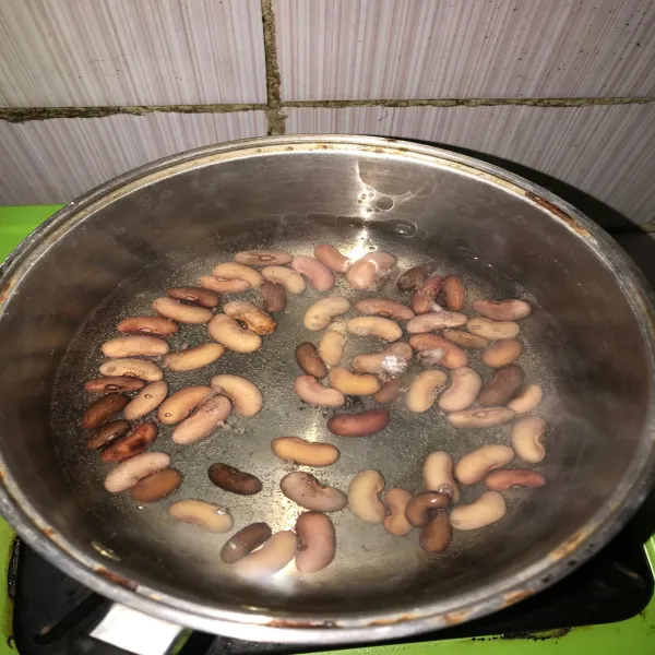 Cuci bersih lalu rebus kacang merah hingga empuk, tiriskan.