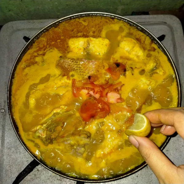 Beri perasan jeruk nipis dan penyedap rasa.