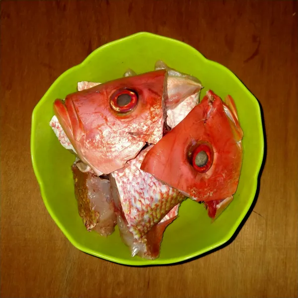Potong dan cuci bersih ikan merah.