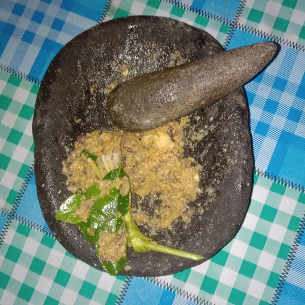 Haluskan bawang putih, bawang merah, pala, merica, kemiri, garam, kunyit, kunir, dan jahe. Kemudian geprek laos, serai, dan daun jeruk.